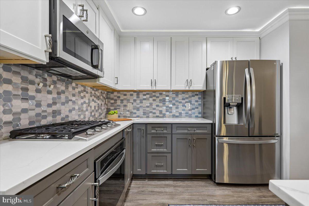 LAKESHORE CONDO - Residential