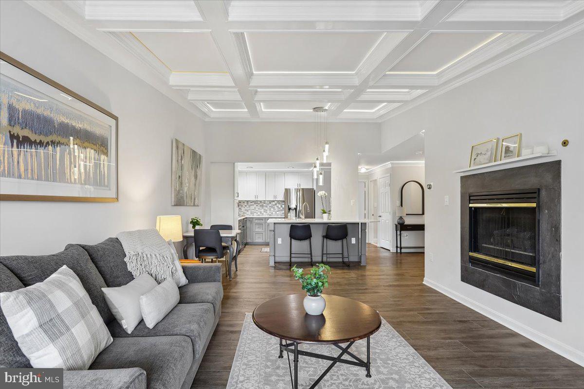 LAKESHORE CONDO - Residential