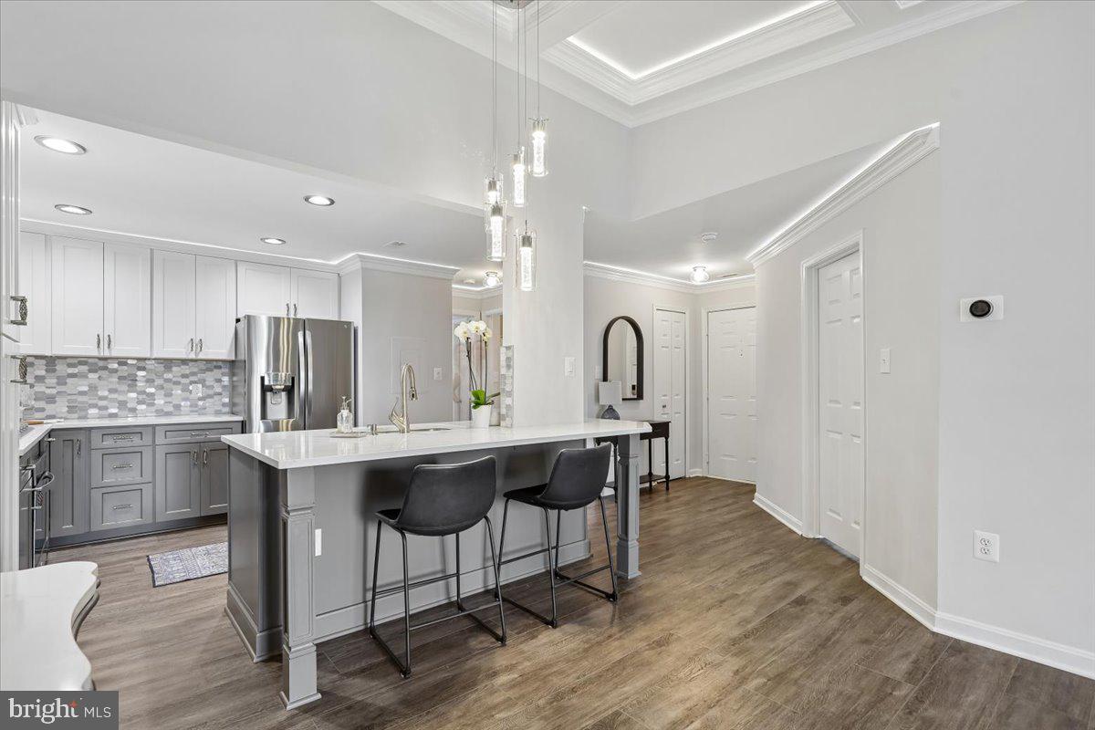 LAKESHORE CONDO - Residential