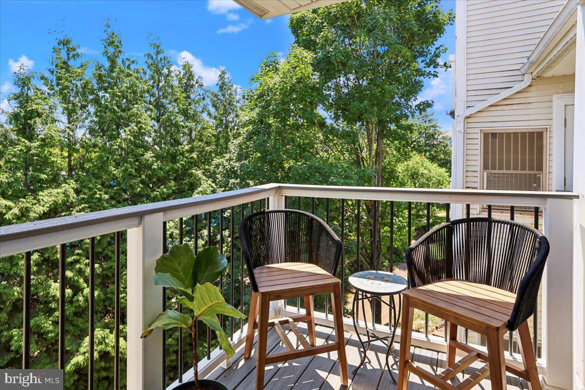 LAKESHORE CONDO - Residential