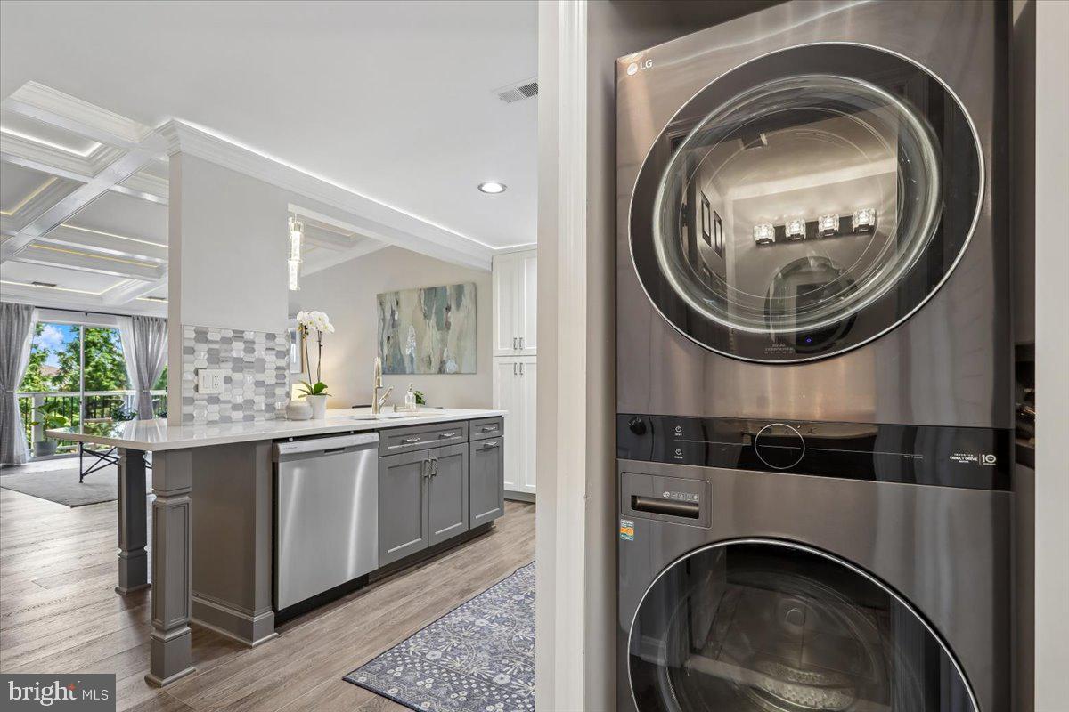 LAKESHORE CONDO - Residential