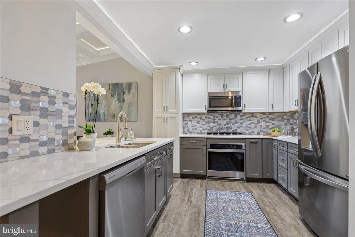 LAKESHORE CONDO - Residential