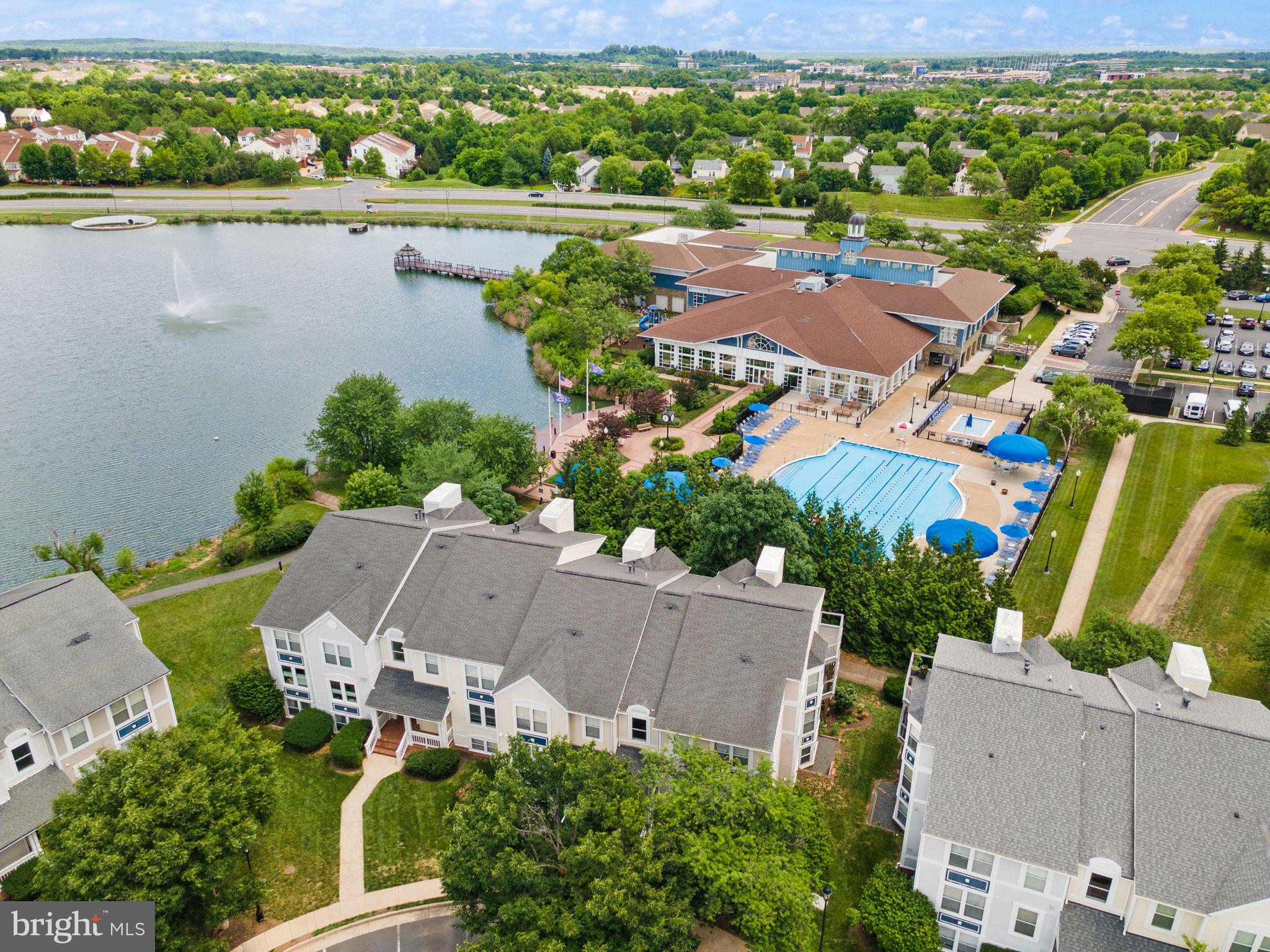 LAKESHORE CONDO - Residential