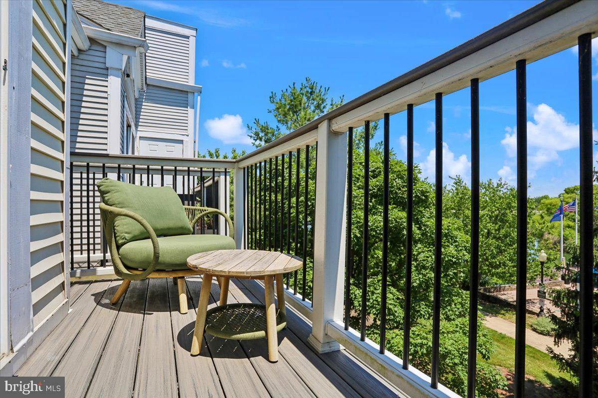 LAKESHORE CONDO - Residential