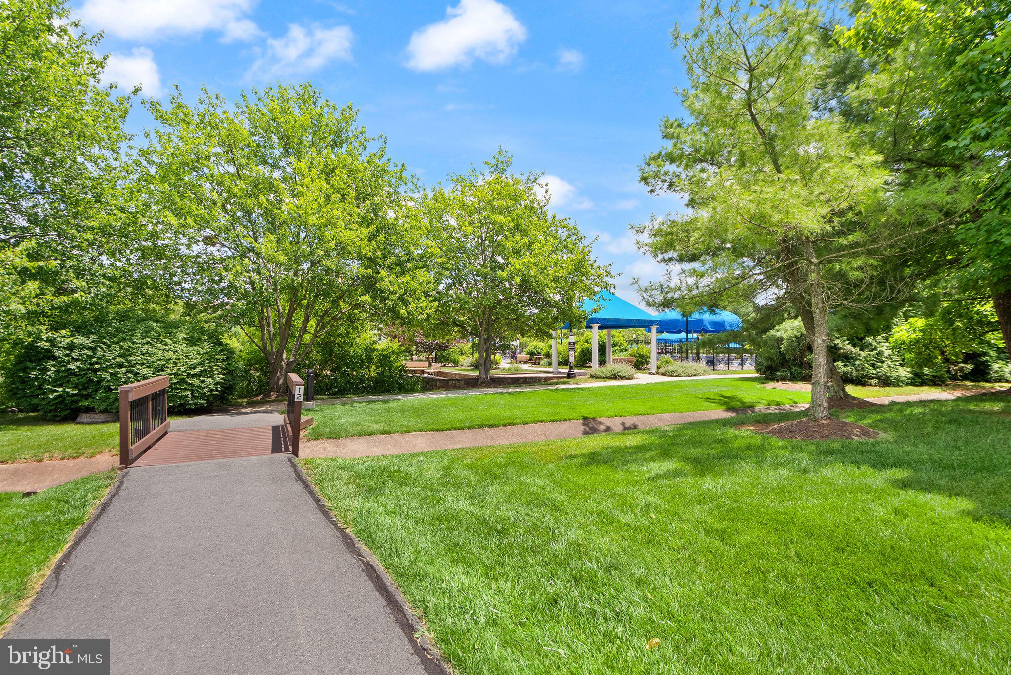 LAKESHORE CONDO - Residential