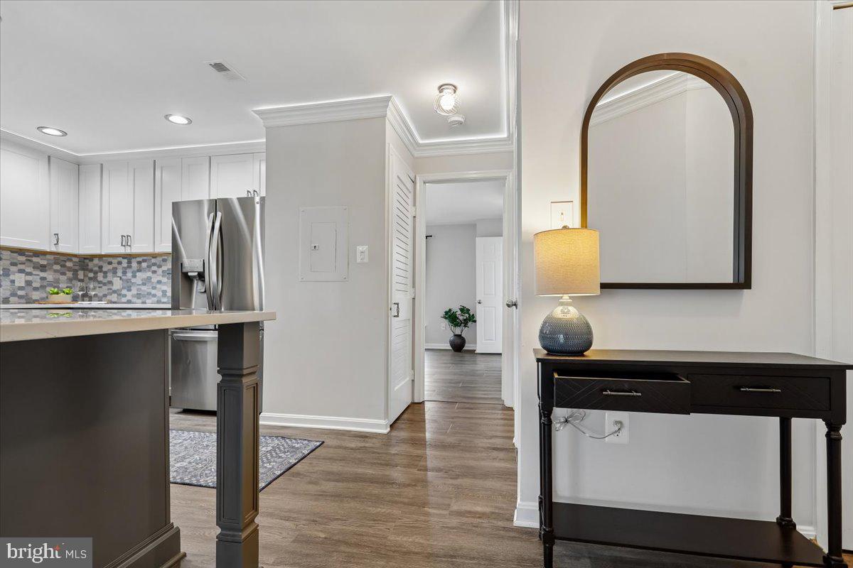 LAKESHORE CONDO - Residential