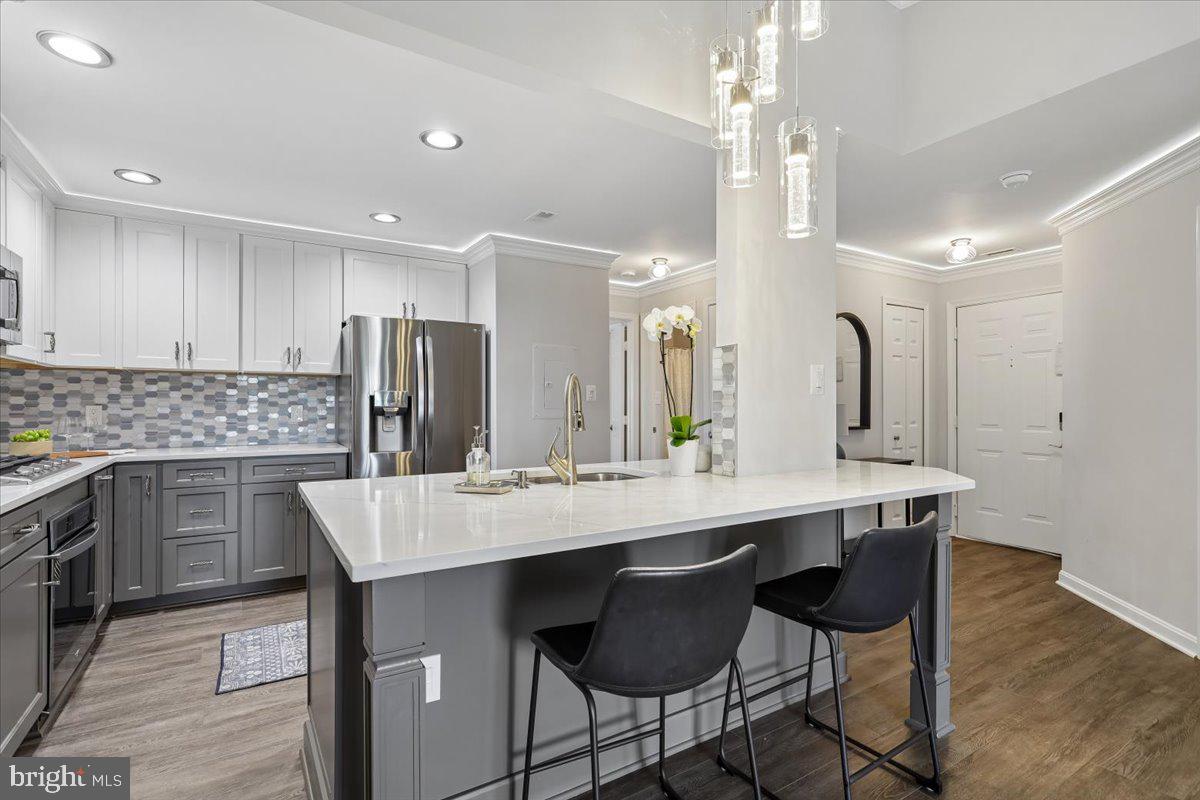 LAKESHORE CONDO - Residential