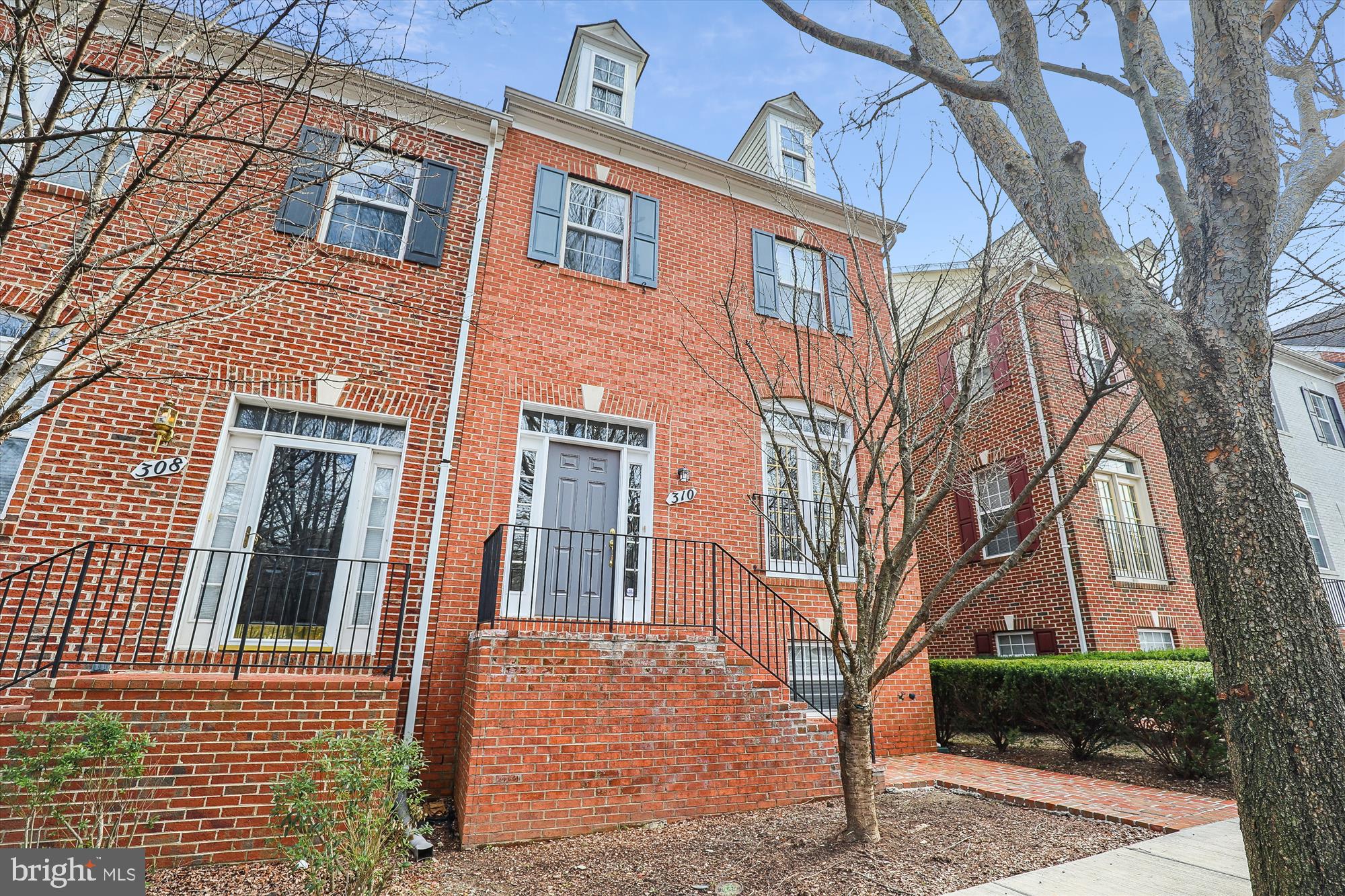 We look forward to a Beautiful end-unit townhome located in the sought-after King Farm subdivision. It has 3 bedrooms, 2 full and 2 half baths. There is a separate dining room, fireplace, and huge kitchen with table space. The spacious master suite has a huge walk-in closet. The basement is fully finished with a half bath. Ample parking with an attached 2-car garage. Great view overlooking green space. Easy access to the Metro, shops, and restaurants within 2 blocks. Don't miss this one!
We look forward to serving you, please contact The Fine Living Group directly for a rental application.
