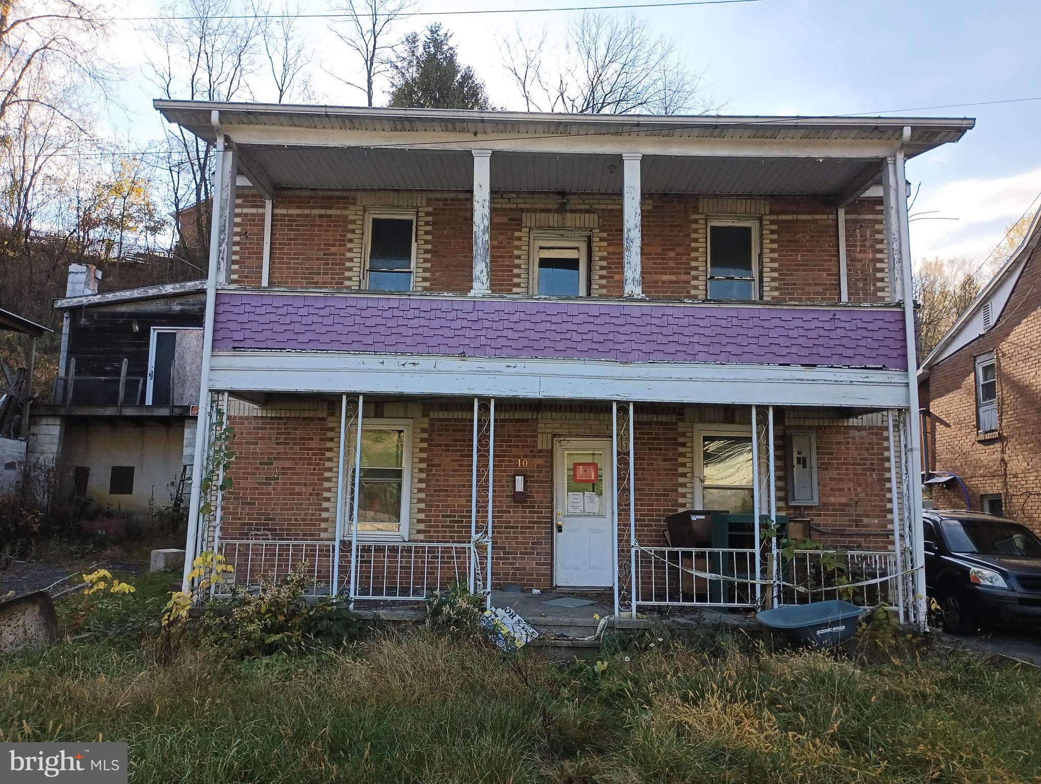 3BR / 1.5 BA house located near downtown Fairmont