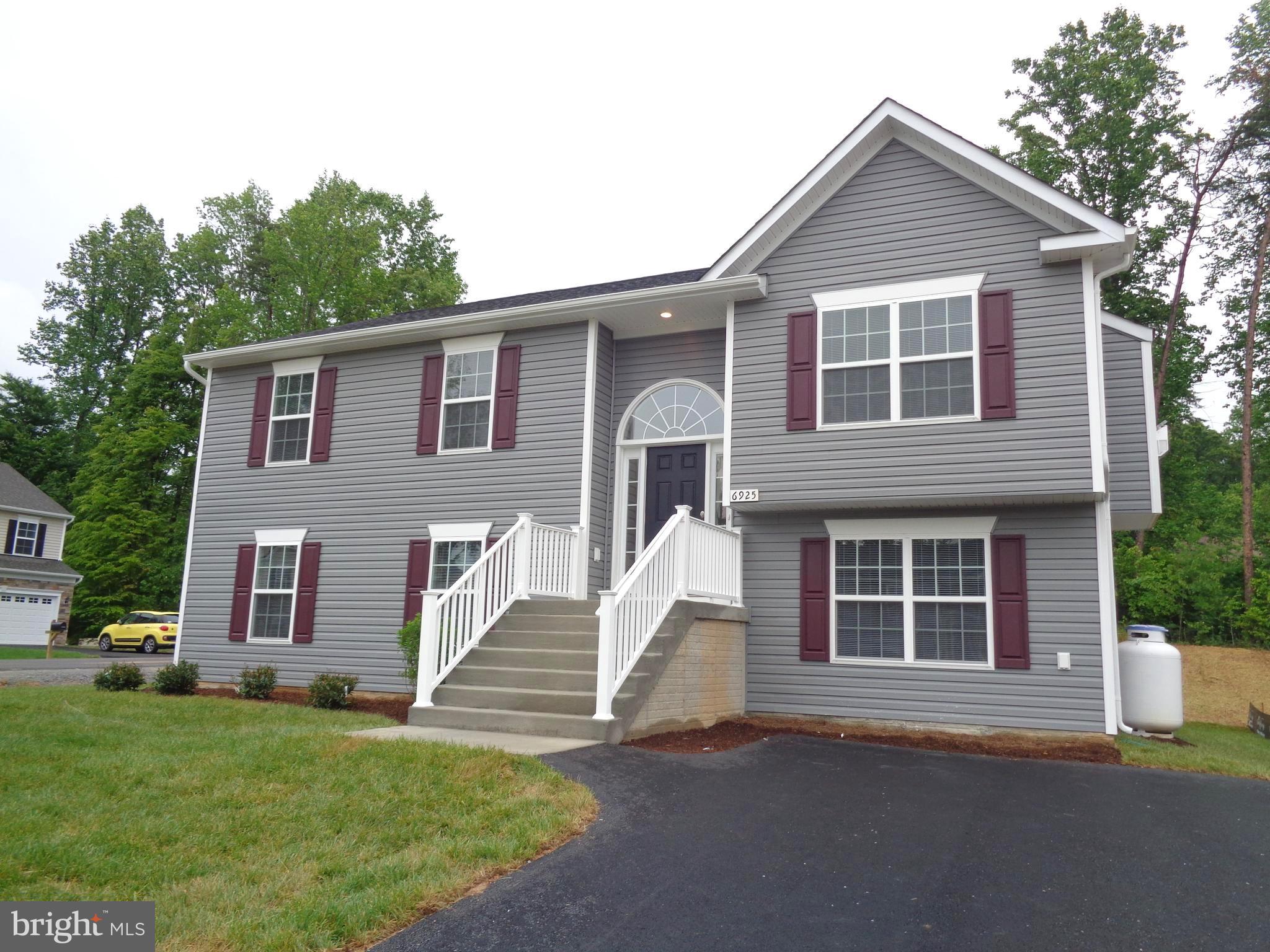 Like new!  Split Foyer with 4 bedrooms and 3 full baths.  Beautiful gourmet kitchen with granite counter tops, island and stainless steel appliances. Features wood floors, cathedral ceilings,  gas fireplace and much more!  Avail 4/5/25. Convenient location close to Spotsylvania Parkway, schools and shopping. Pets are considered case by case basis. New carpet to be installed.