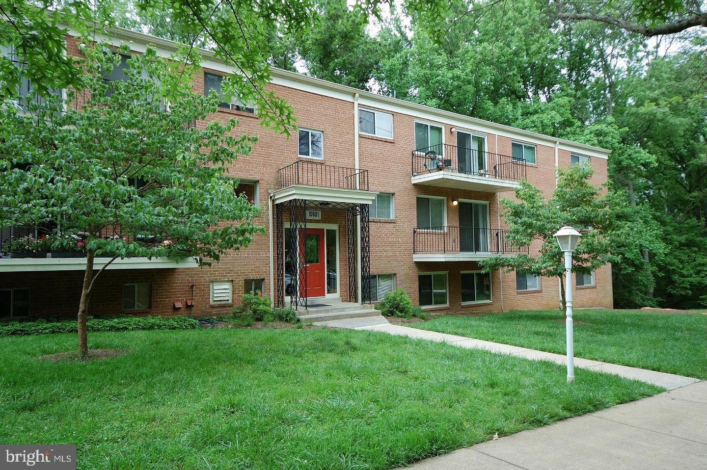 TWO BEDROOM WITH BALCONY. GRANITE COUNTERTOPS.  WALK TO THE GROSVENOR METRO ON THE RED LINE. HOP RIGHT ON THE BELTWAY OR I-270. WALK TO GARRETT PARK WITH MARC STATION, BLACK'S RESTAURANT, POST OFFICE, FARMER'S MARKET.  WALK TO POPULAR STRATHMORE MUSIC AND ART CENTERS.  NEAR NIH AND WALTER REED BETHESDA MEDICAL CENTER. LOW CONDO FEE INCLUDES THE UTILITIES (HEAT, AC, ELECTRIC, GAS, WATER&SEWER), PARKING, STORAGE, AND AMENITIES ( 3 POOLS, 2 TENNIS COURTS, 2 CLUBHOUSES, BALLFIELD, PLAYGROUND, PICNIC AREA WITH GRILLS, COMMUNITY GARDENS) CONVENTIONAL, FHA AND VA FINANCING AVAILABLE.