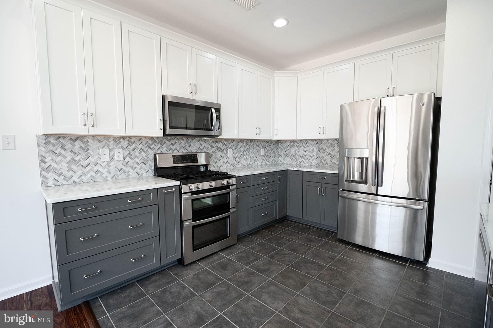 WAKELAND MANOR - Residential