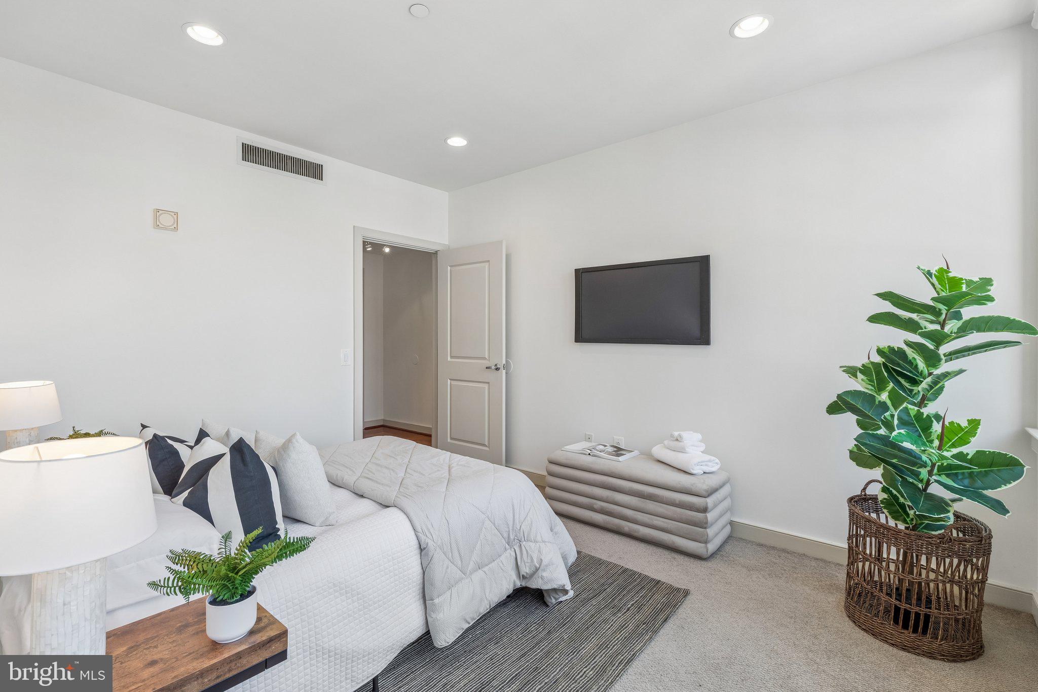 AVENUE OF THE ARTS - Residential