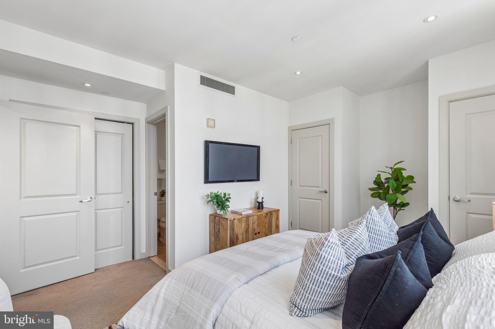 AVENUE OF THE ARTS - Residential