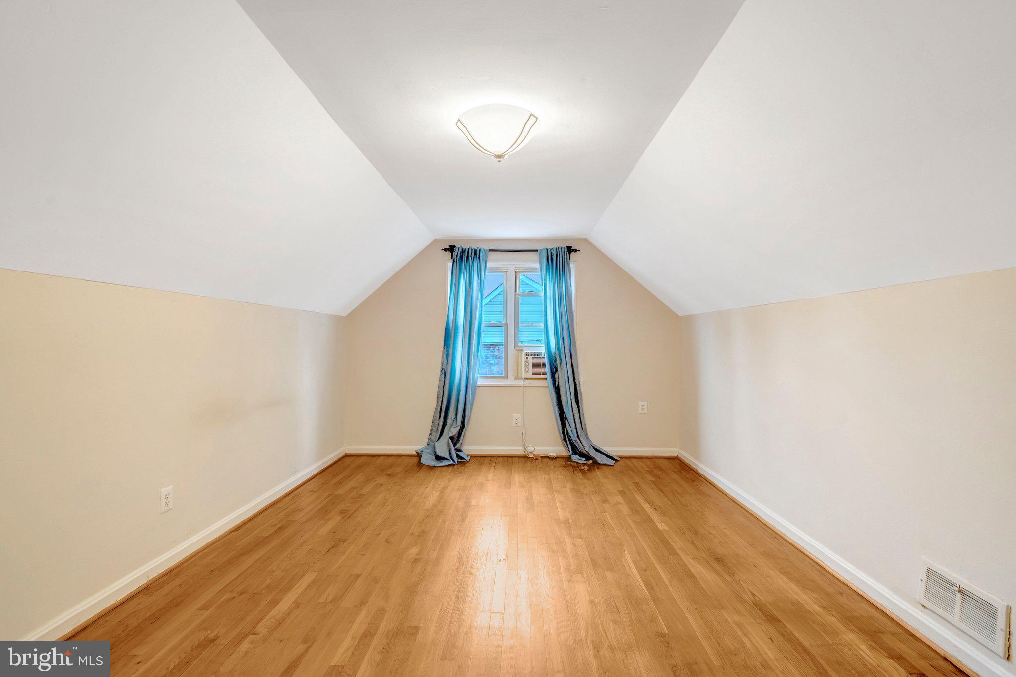 LYNBROOK - Residential