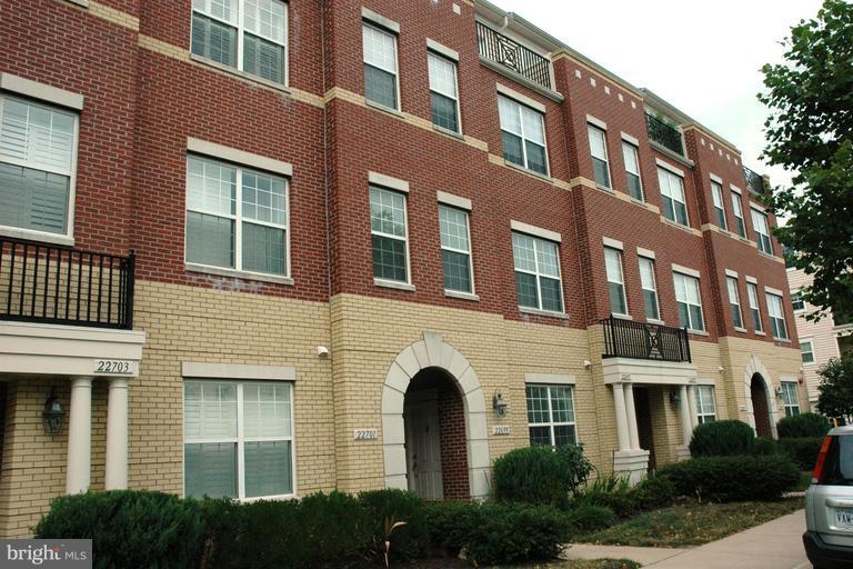 PERFECT A+  Townhouse with a car garage, Located walking distance  to shopping and entertainment   LOCATION LOCATION LOCATION!!! Located walking distance  to Brambelton Town Center with the areas top shopping and entertainment facilities. Enjoy the high-speed internet and basic cable included in the rent. Hardwood floors on main level. Granite countertops, stainless steel appliances & large pantry in the kitchen.  Upstairs 3 large Bedroom w/ large master bath and 2 walk in closets in master bedroom .  Covered Patio. Full size washer/dryer on bedroom level.  One car garage with driveway parking! Park anywhere in the community with NO restrictions!!! Pet restrictions!!!
A must see! Bright and sunny, in perfect condition
