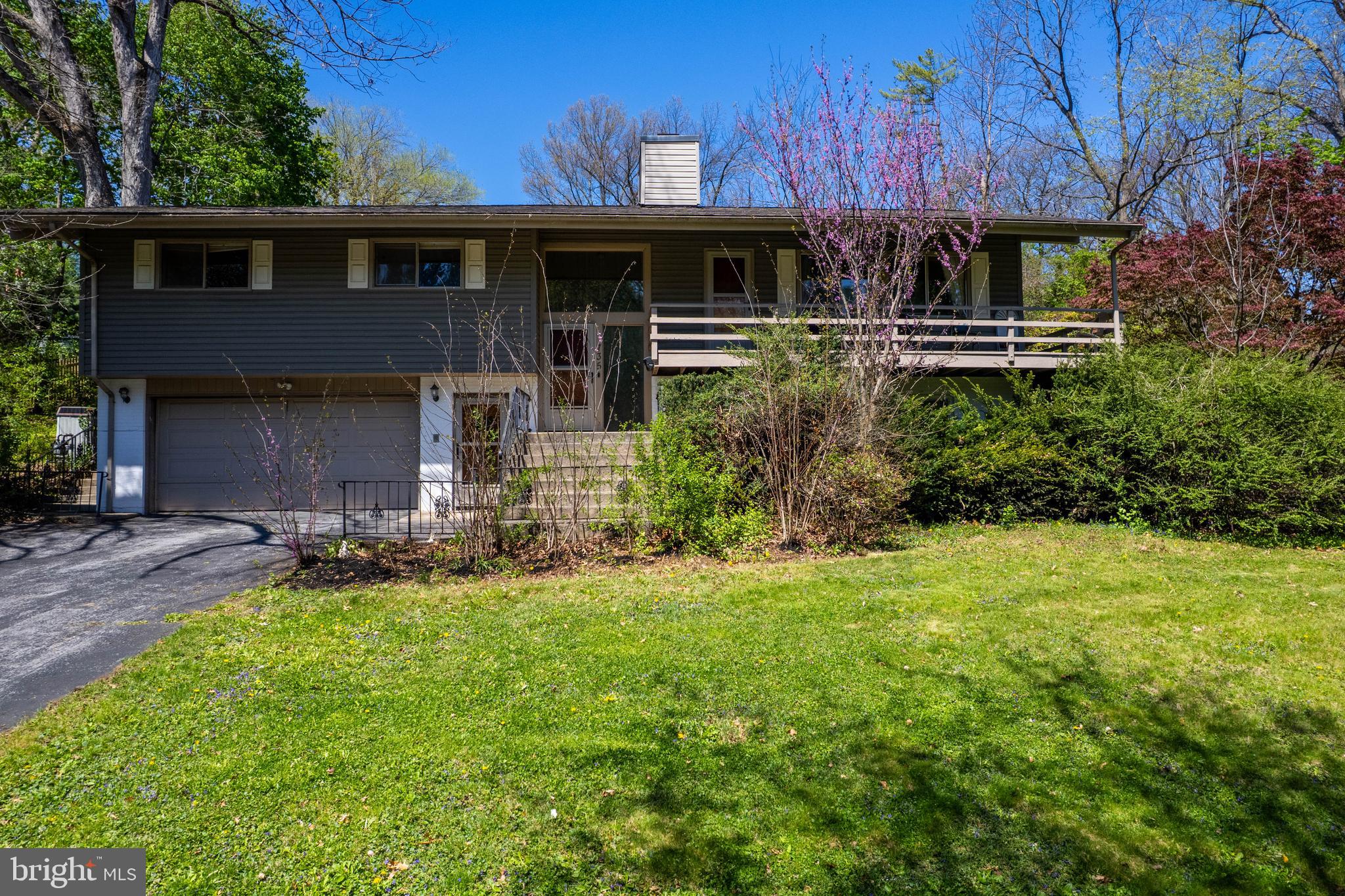 This lovely mid-century contemporary home, designed by renowned local architect Robert Des Marais, offers distinctive character and an ideal location just 
minutes from schools, parks, shopping, and dining. A grand foyer welcomes you with soaring cathedral ceilings that continue into the sun-filled living room, 
complete with a cozy fireplace. The spacious eat-in kitchen flows seamlessly into the dining room and opens to a large screened-in porch—perfect for enjoying 
the outdoors. Home features an in-ground pool that is currently non-functional and will require restoration or removal. Seller is offering a 5k credit toward its 
repair, removal or buyer's preferred use. The lower level provides added versatility with an additional bedroom or home office, a full bath, laundry room, and a 
comfortable family room with its own fireplace. Don't miss the opportunity to make this one-of-a-kind property your own!