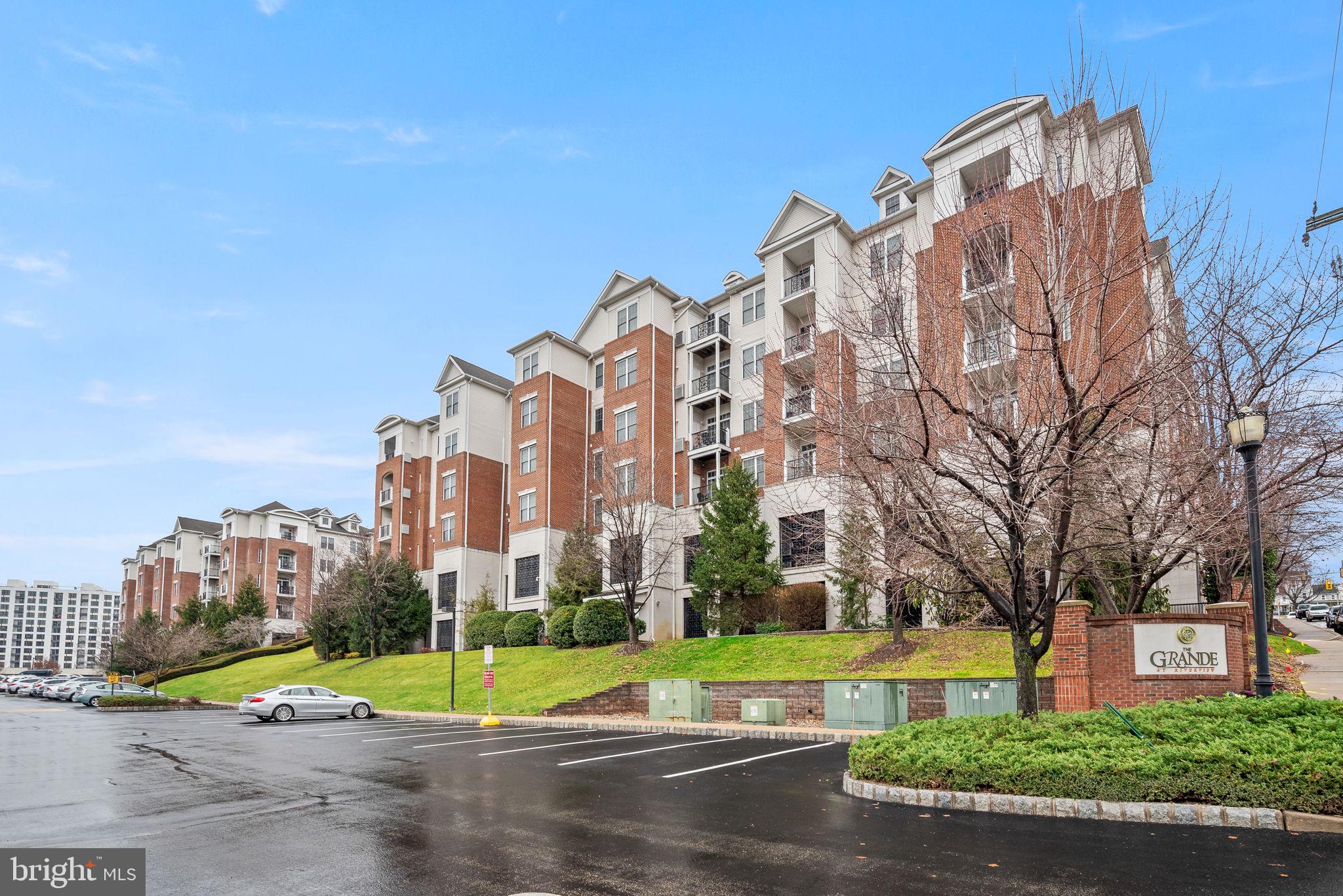 THE GRANDE AT RIVERVIEW - Residential Lease