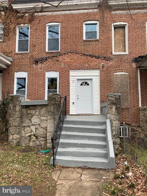 Big  renovated  EOG 3 bedroom home with Open floor plan.  Huge kitchen with plenty of cabinet space.  Featuring granite counter tops and hardwood floors.  Ceramic tile bath.  New carpets in bedrooms.   Rent includes Water.  Close to transportation and shopping.