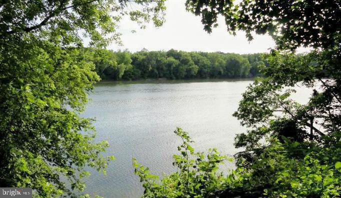 Water front property located in the flood zone and best suited to compliment the purchase of 474 Temple Drive for full water front access.