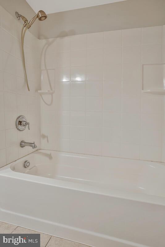 RIVA COMMONS - Residential Lease