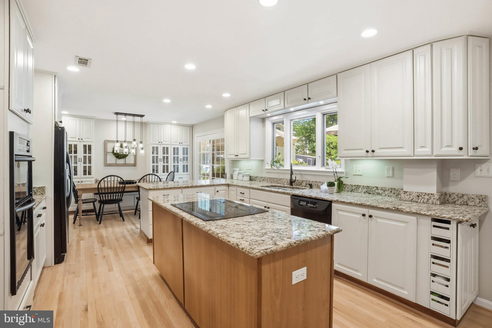 BAY HILLS - Residential