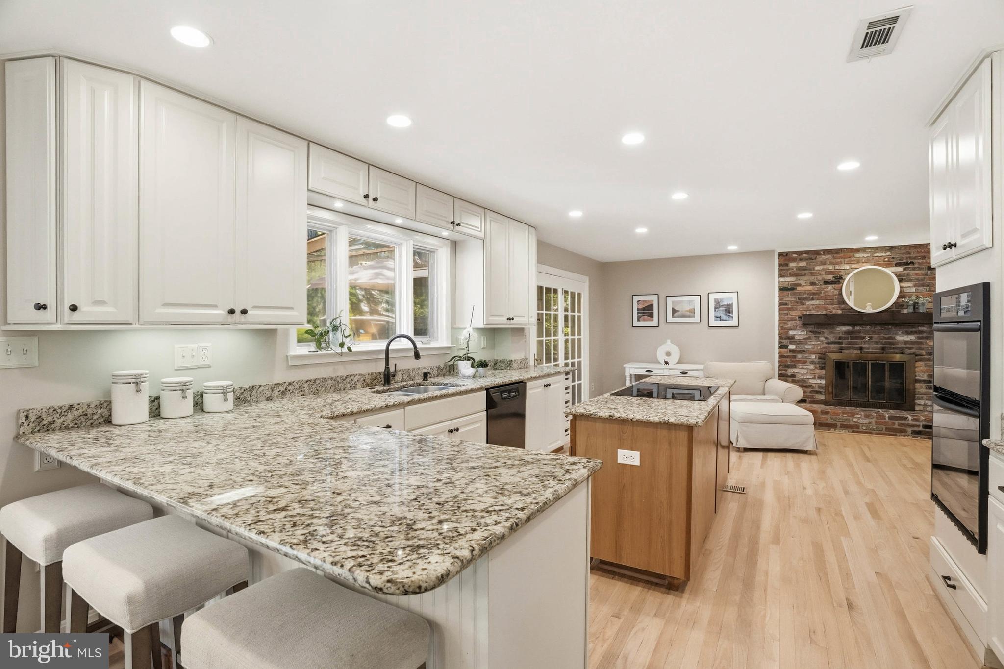BAY HILLS - Residential