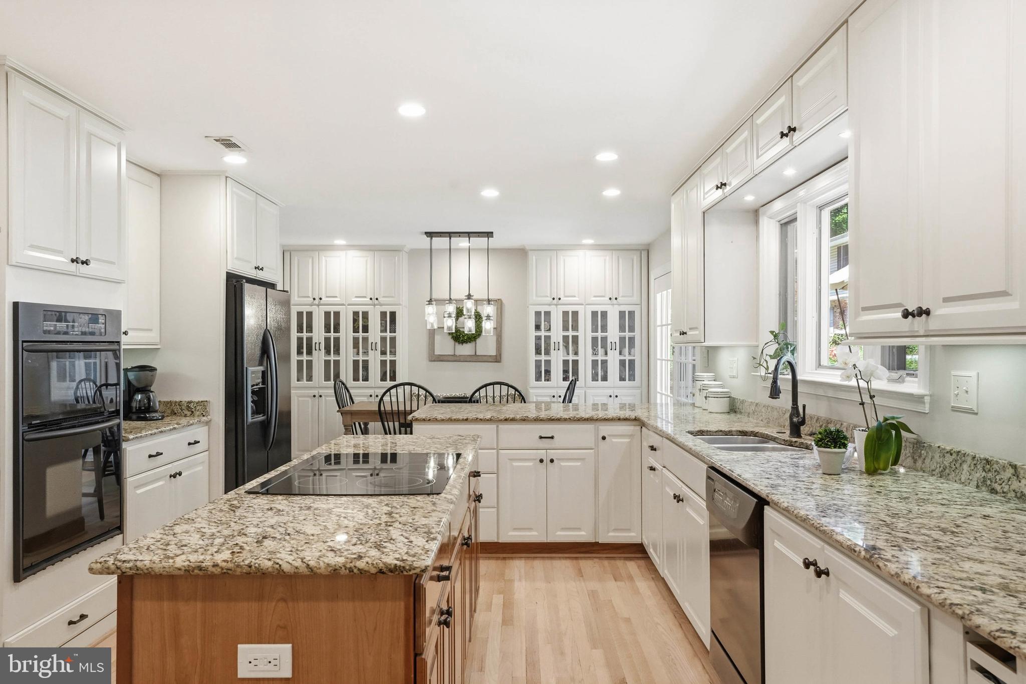 BAY HILLS - Residential