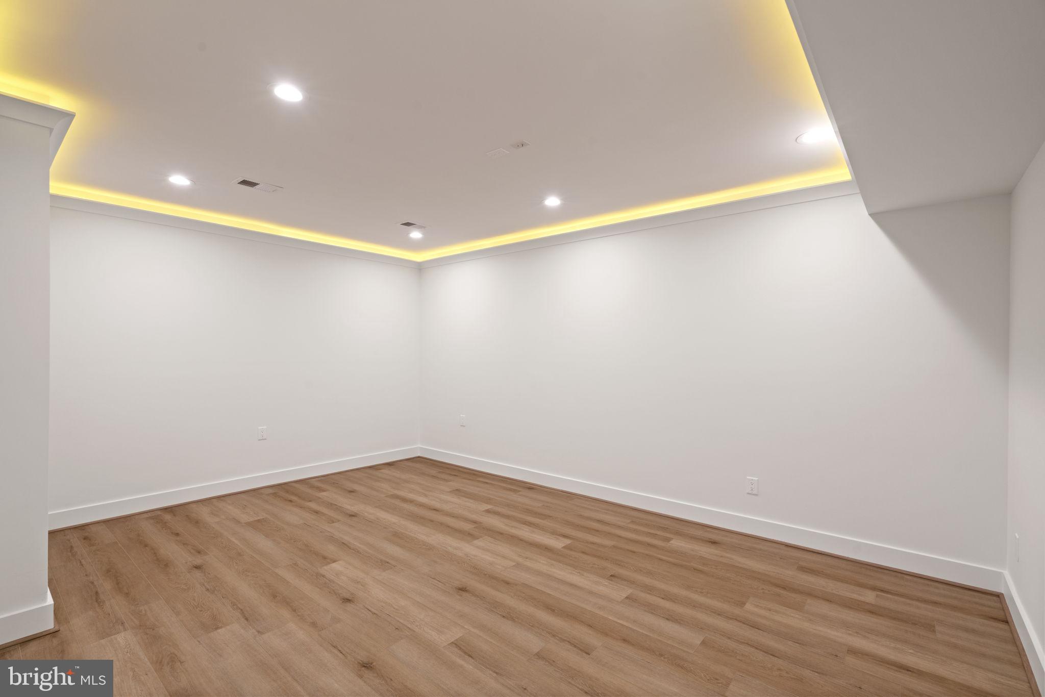 VIENNA WOODS - Residential