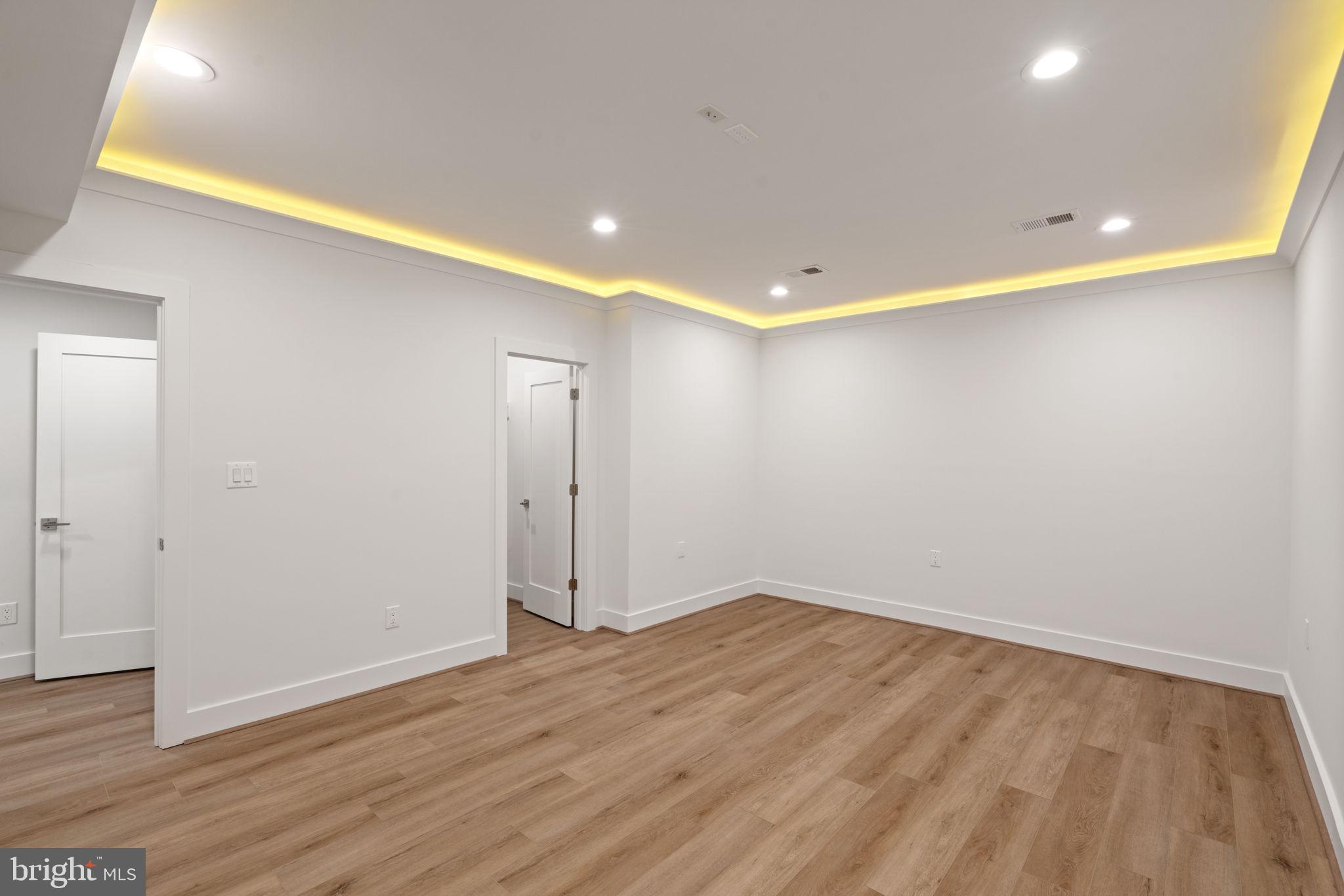 VIENNA WOODS - Residential