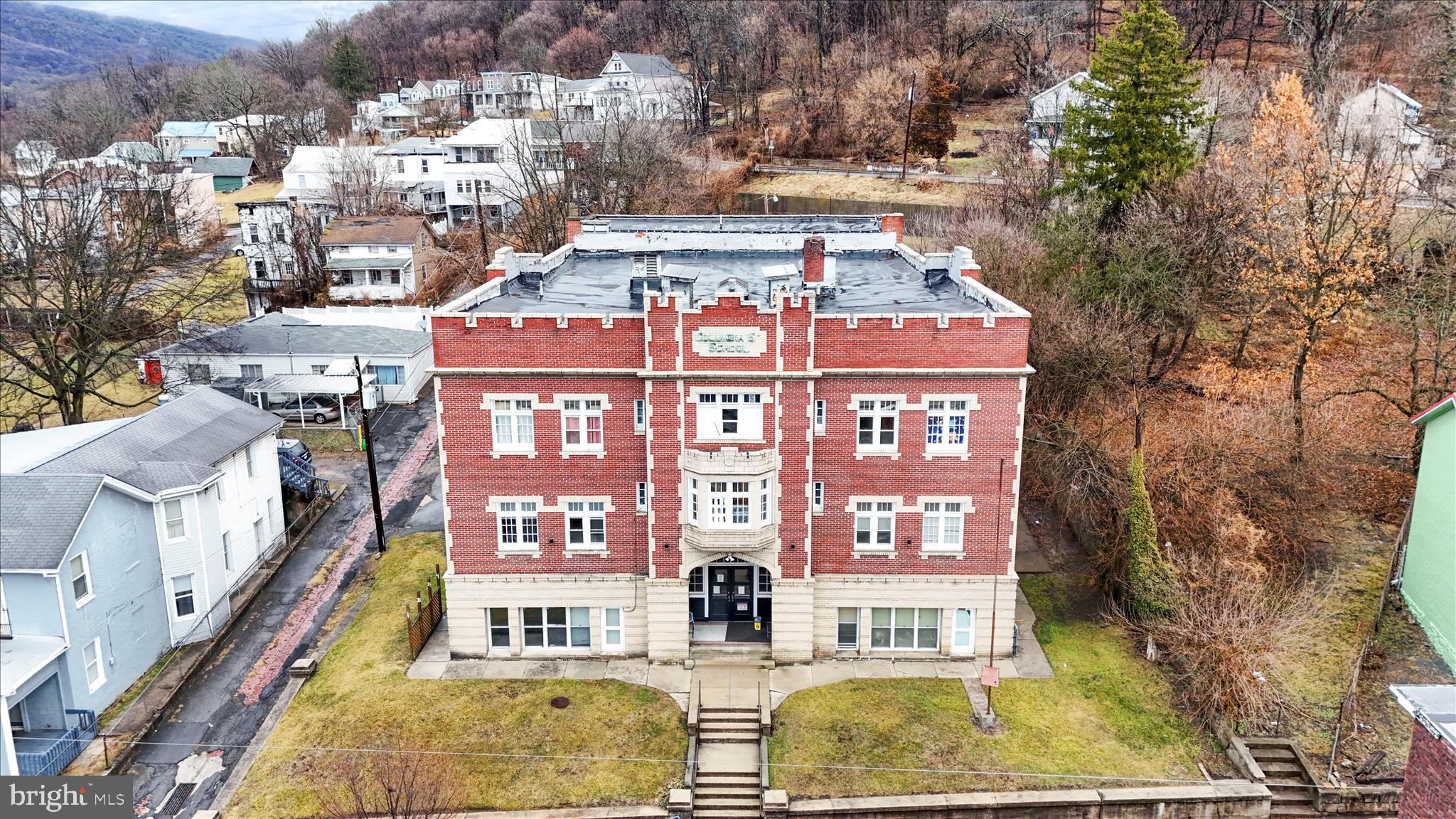 Price reduced! Large multi unit complex with off street parking! Recent renovations have been done ! Great rent rolls !

Seller will possibly consider some seller financing !