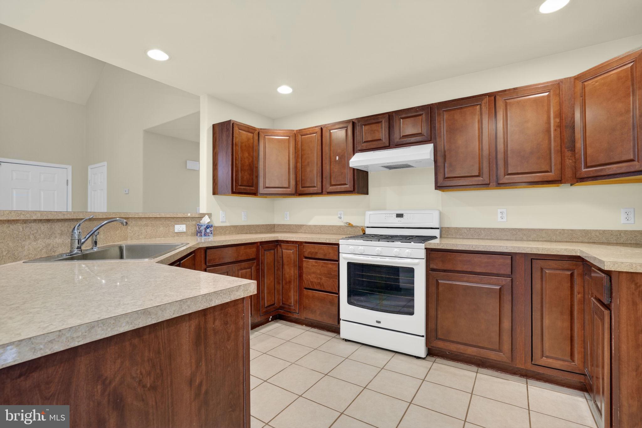 CAPTAIN'S COVE - Residential