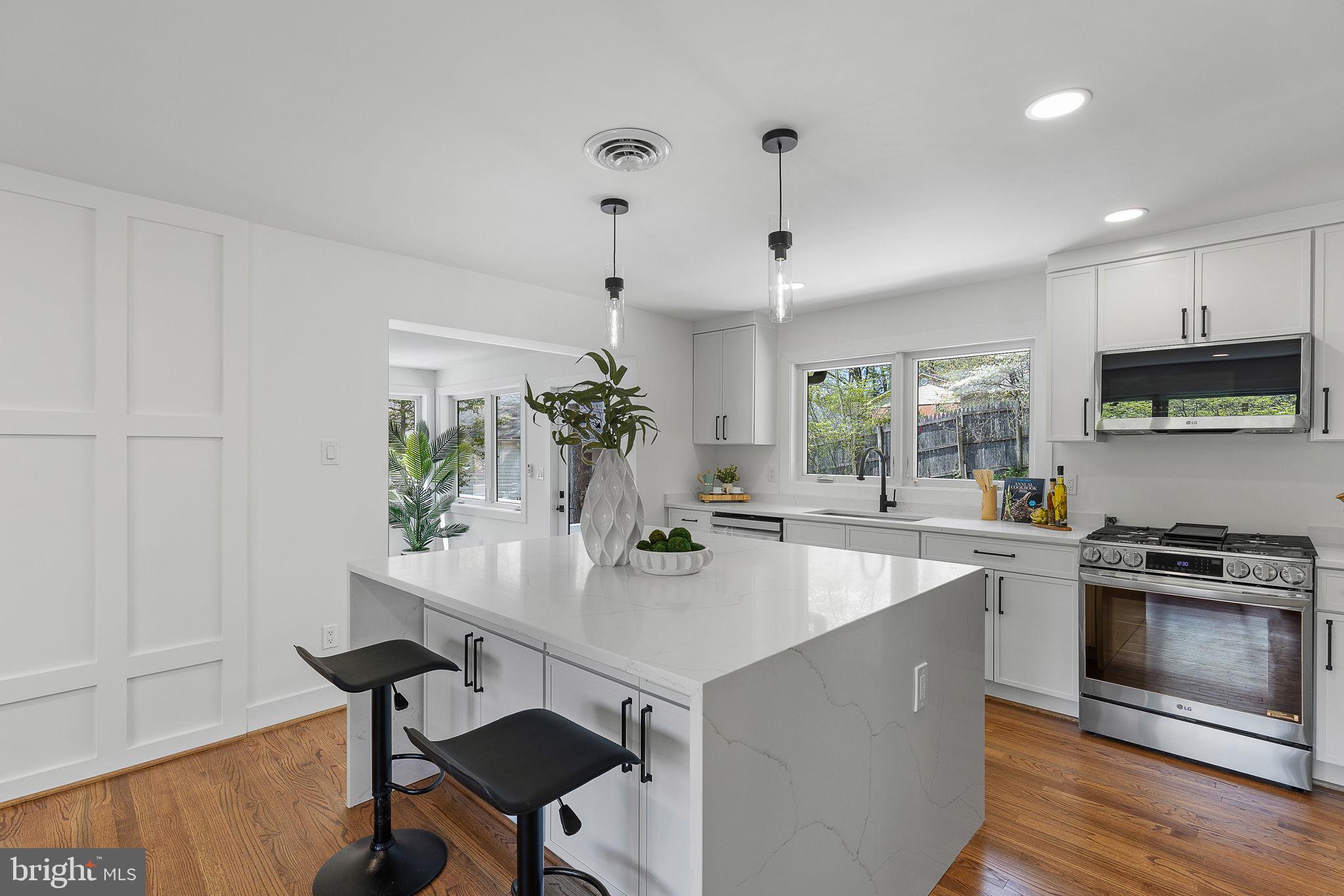 LAKE BARCROFT - Residential