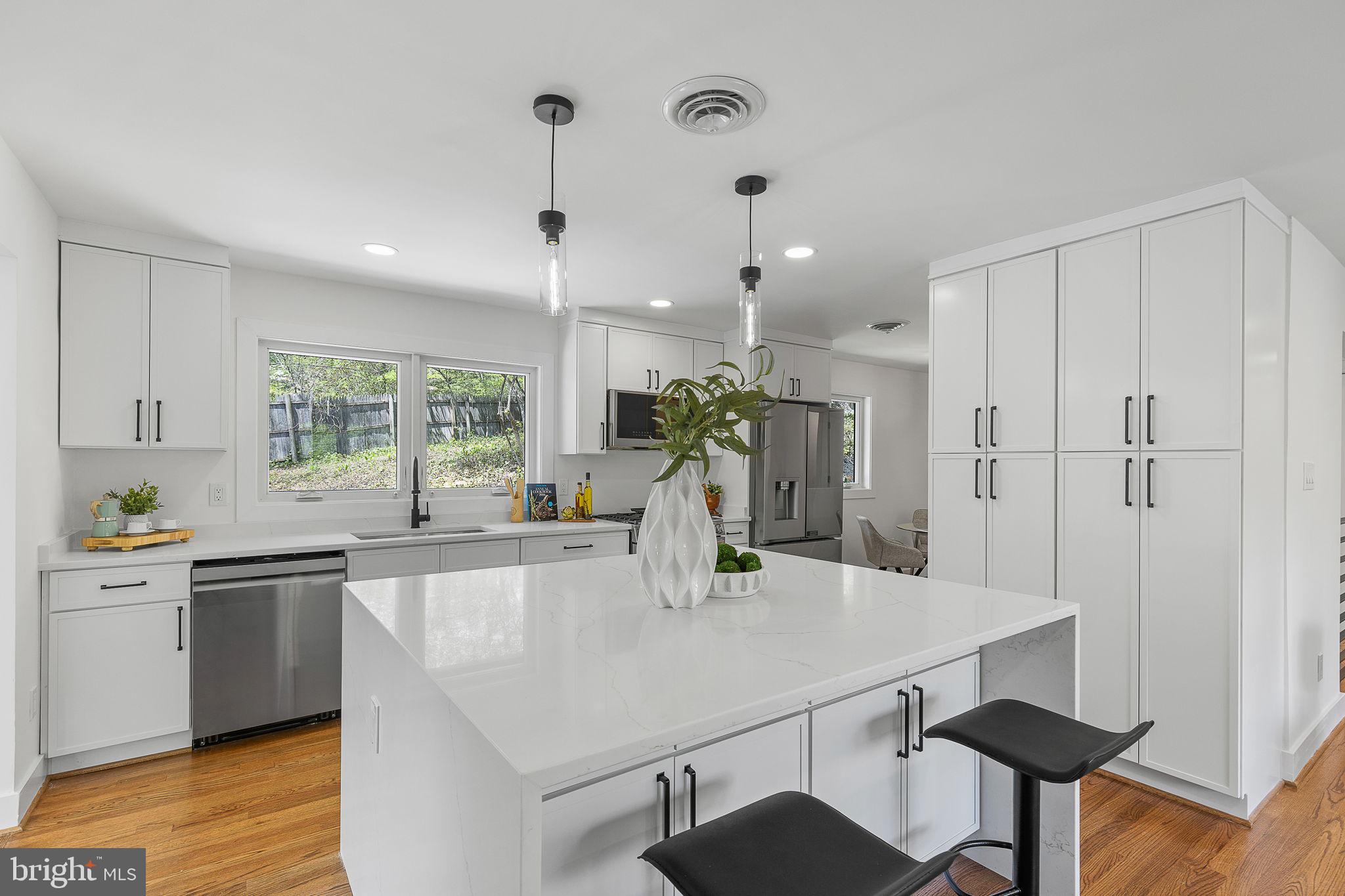 LAKE BARCROFT - Residential