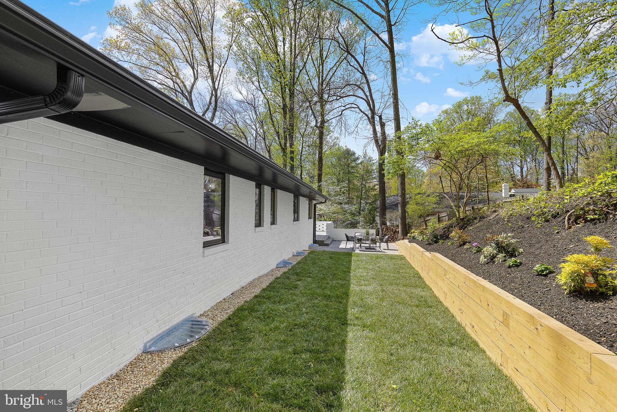 LAKE BARCROFT - Residential