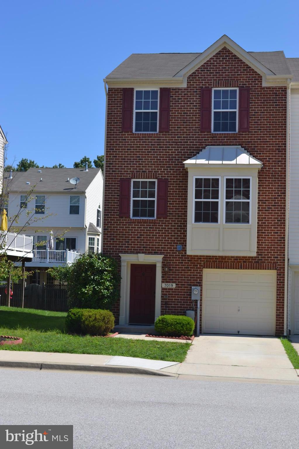 End unit Brick Front Spacious Townhome with one car garage! 3 bedrooms, 2.5 baths, 2 family rooms, laundry room, large eat-in kitchen w/42"maple cabinets, island, and breakfast bar.Sunroom/separate dining area that leads to maintenance free deck.Lower level walkout to fenced back yard. Community Amenities include Clubhouse, Pool, Gym, Dog Park, Tennis Court,Tot Lots,&More!