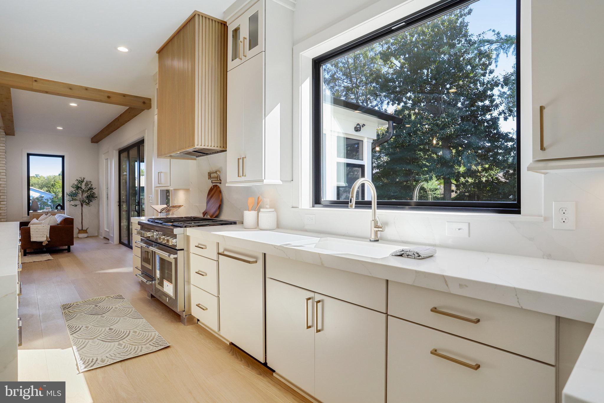 CRESCENT HILLS - Residential