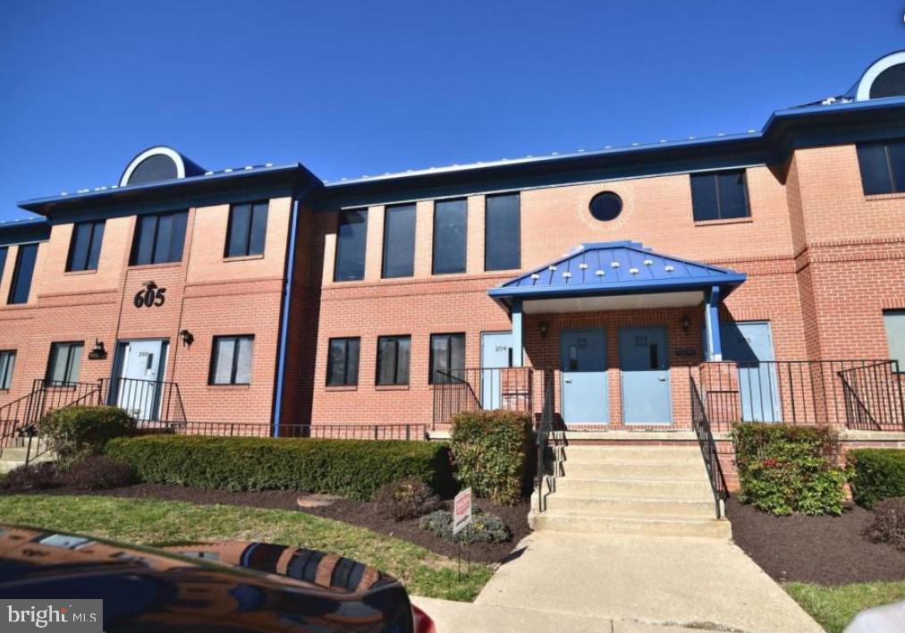 LAKESIDE - Commercial Lease
