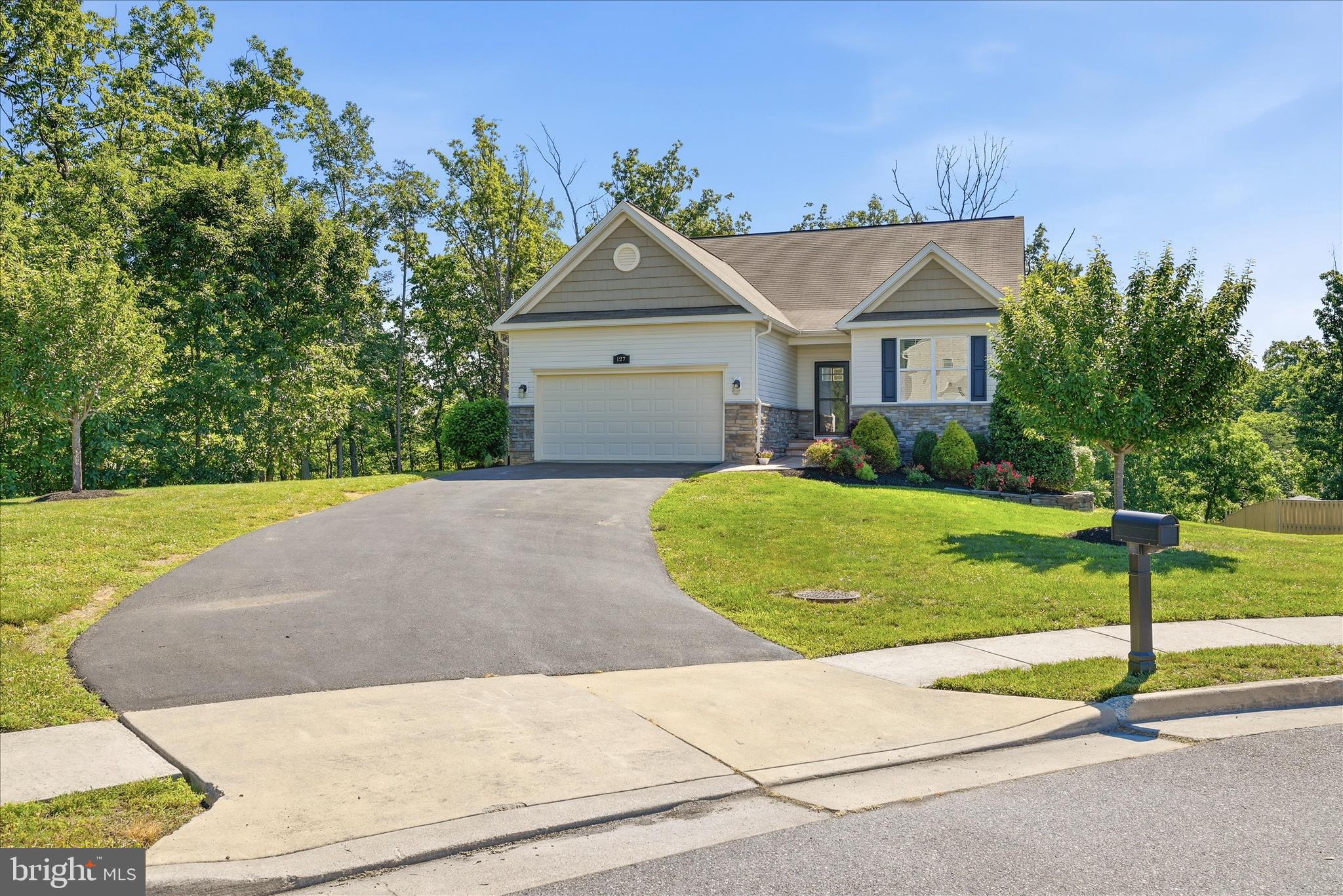 WAKELAND MANOR - Residential