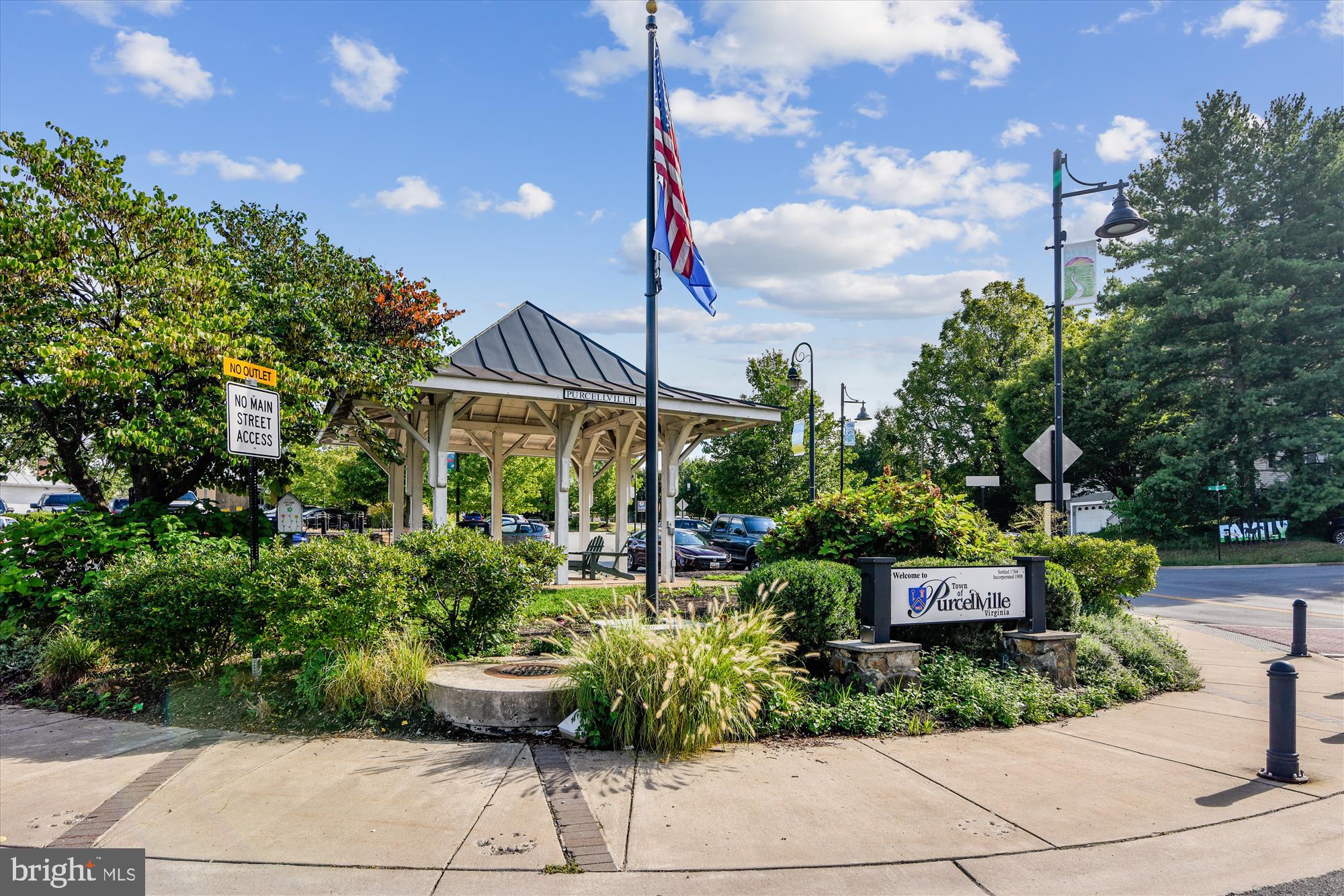 OAK KNOLL HAMLET - Residential