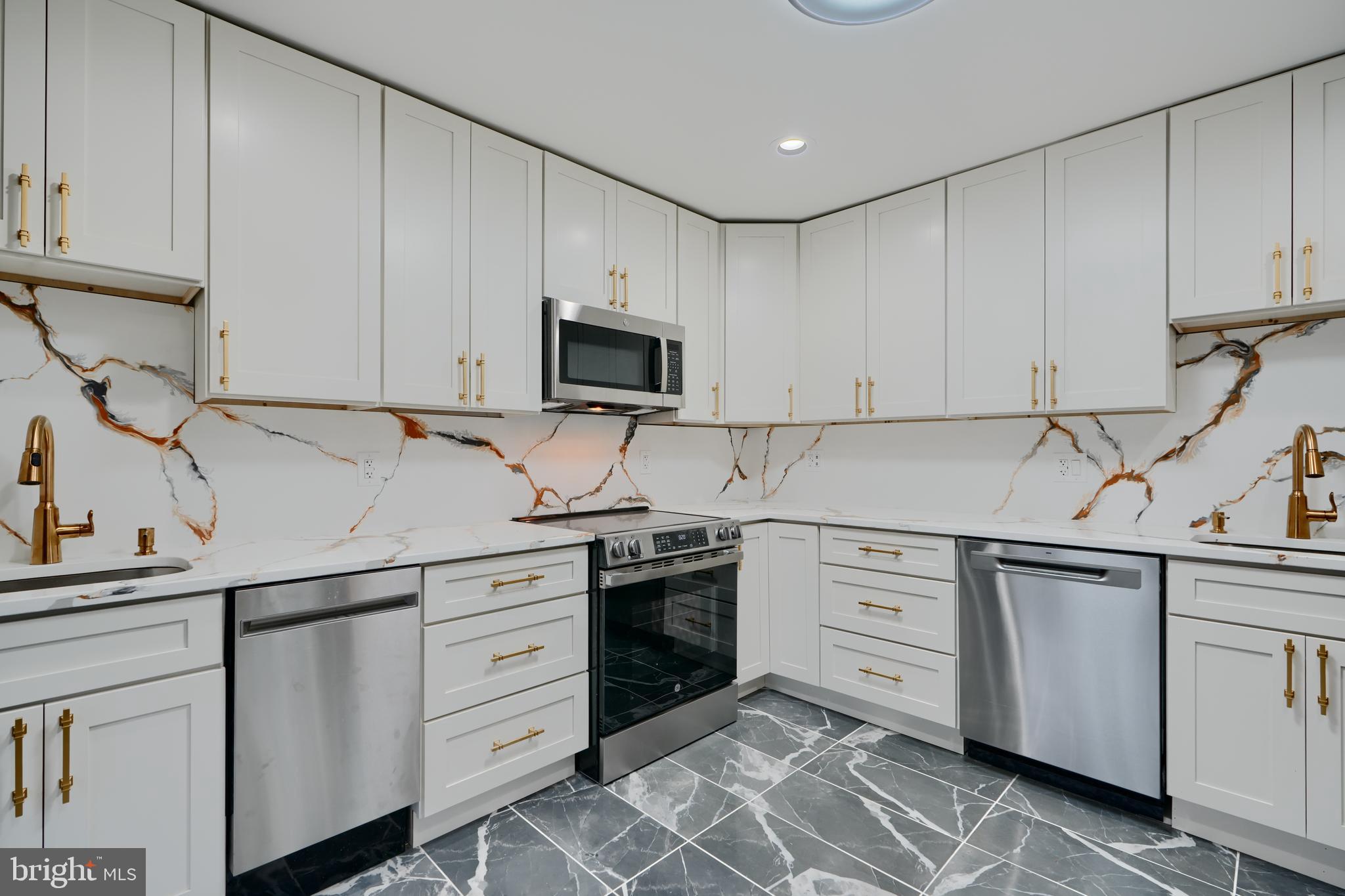 Welcome to 2020 Masters Drive – a one-of-a-kind, beautifully updated townhouse located in the desirable Greens at Smith neighborhood in Broadview. You will find gleaming hardwood floors, tray ceilings, recessed lighting, and an inviting, open layout.

The gourmet kosher-style kitchen is a chef’s dream, featuring 2 sinks, 2 dishwashers, quartz countertops and backsplash, stainless steel appliances, and an abundance of white shaker cabinets including a pantry for ample storage.

Upstairs, there are 3 spacious bedrooms and 2 stunning full bathrooms. The luxurious primary suite offers a spa-like experience with a large jetted tub, a separate stand-up shower, and a double vanity.

The finished basement includes a rec room with a powder room and walk-out access to the backyard – perfect for entertaining or relaxing.

Enjoy outdoor living on the large deck, ideal for gatherings, grilling, or simply soaking in the sunshine.