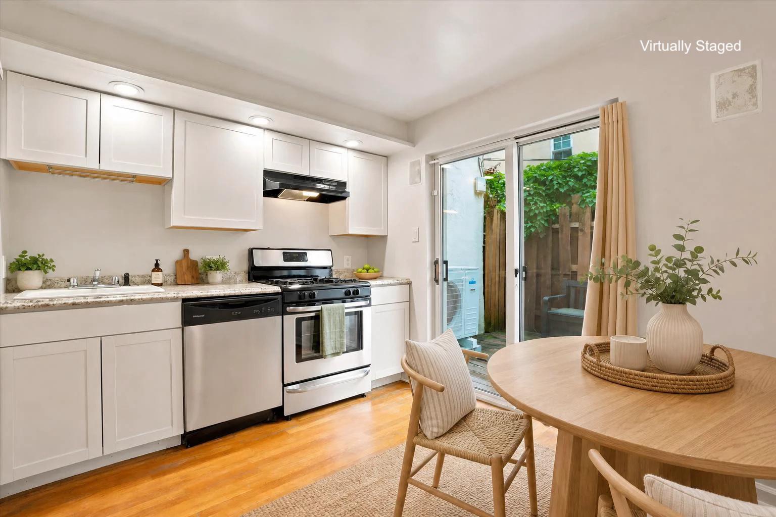 QUEEN VILLAGE - Residential
