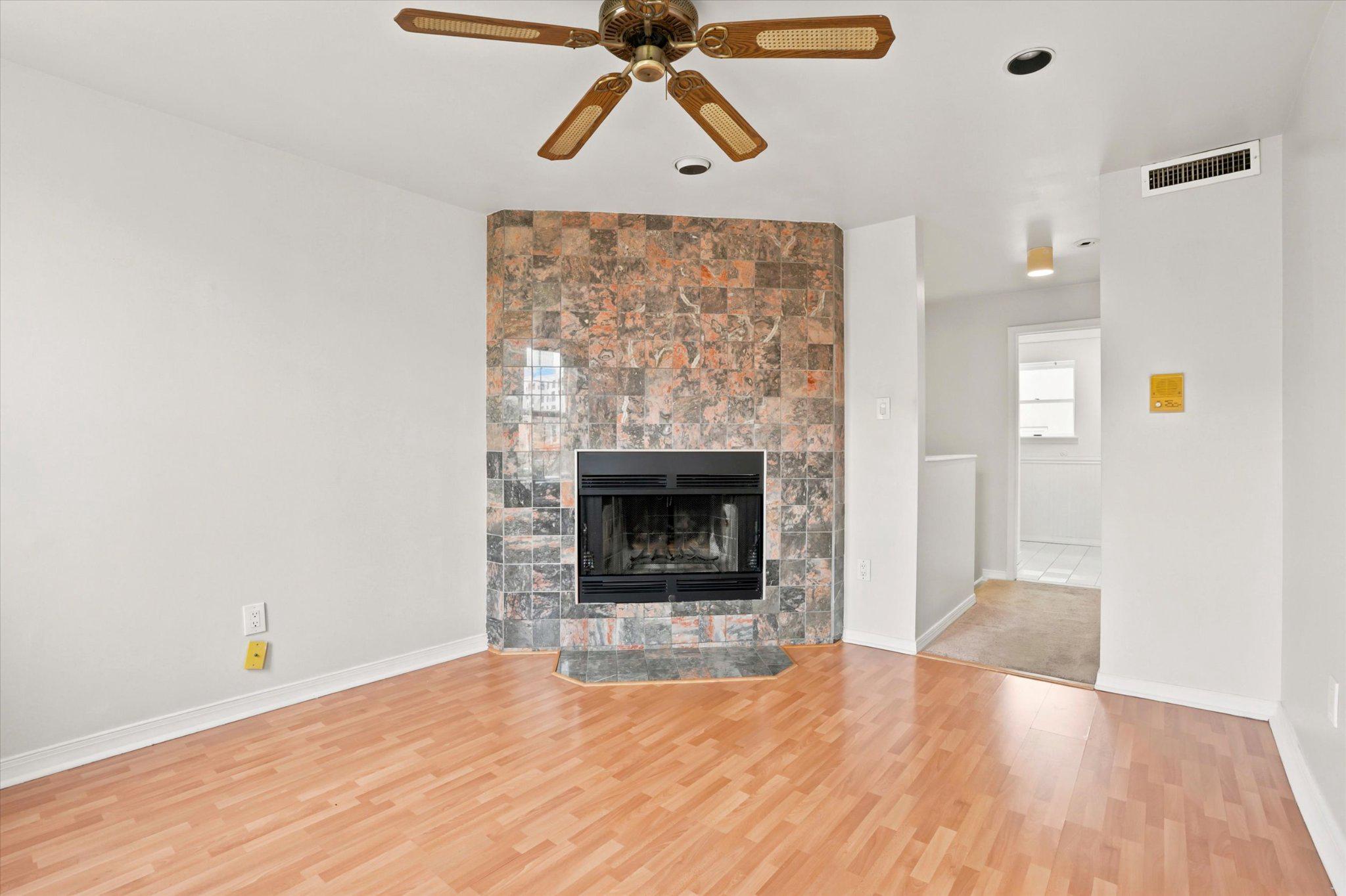 QUEEN VILLAGE - Residential