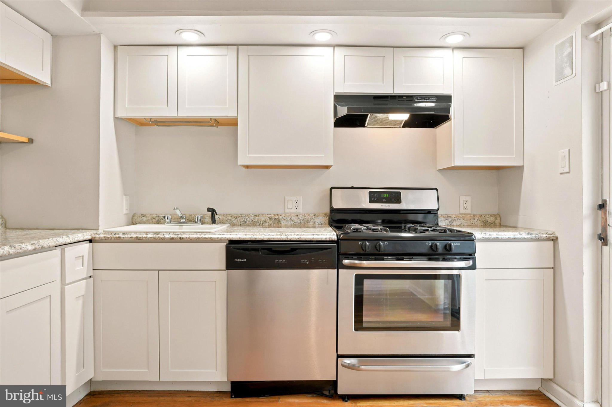 QUEEN VILLAGE - Residential