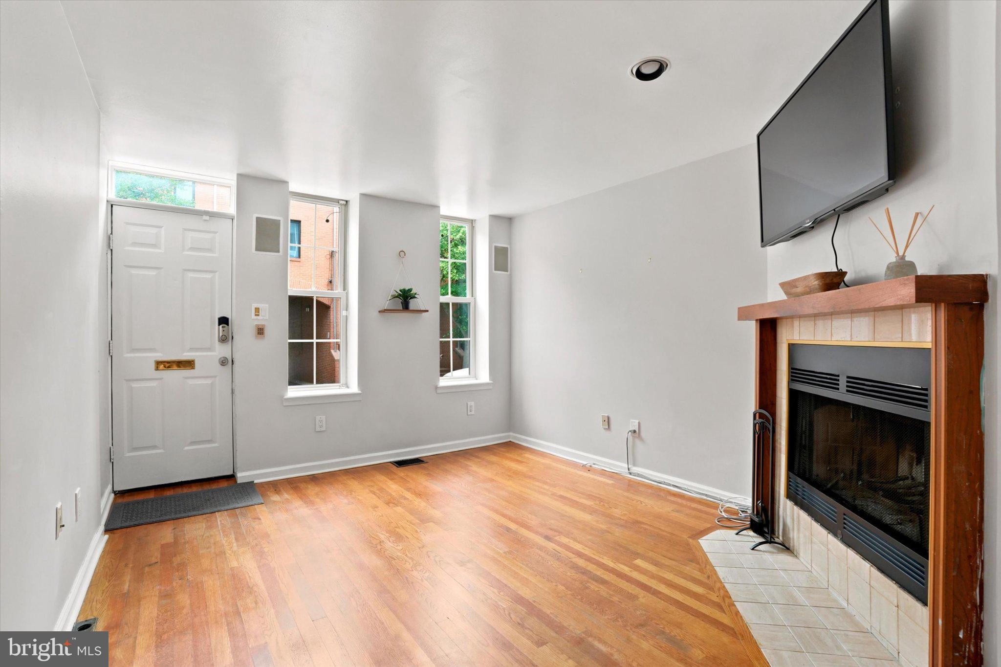 QUEEN VILLAGE - Residential