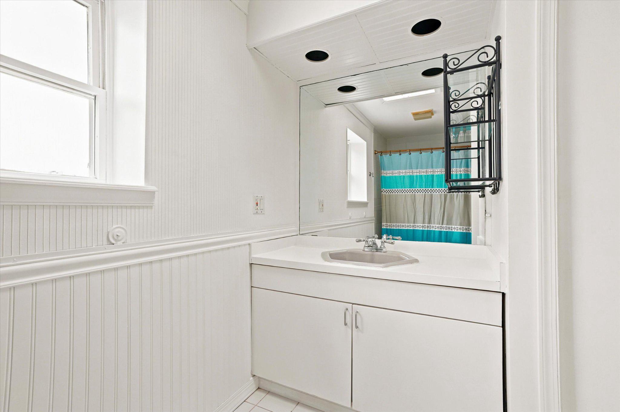 QUEEN VILLAGE - Residential