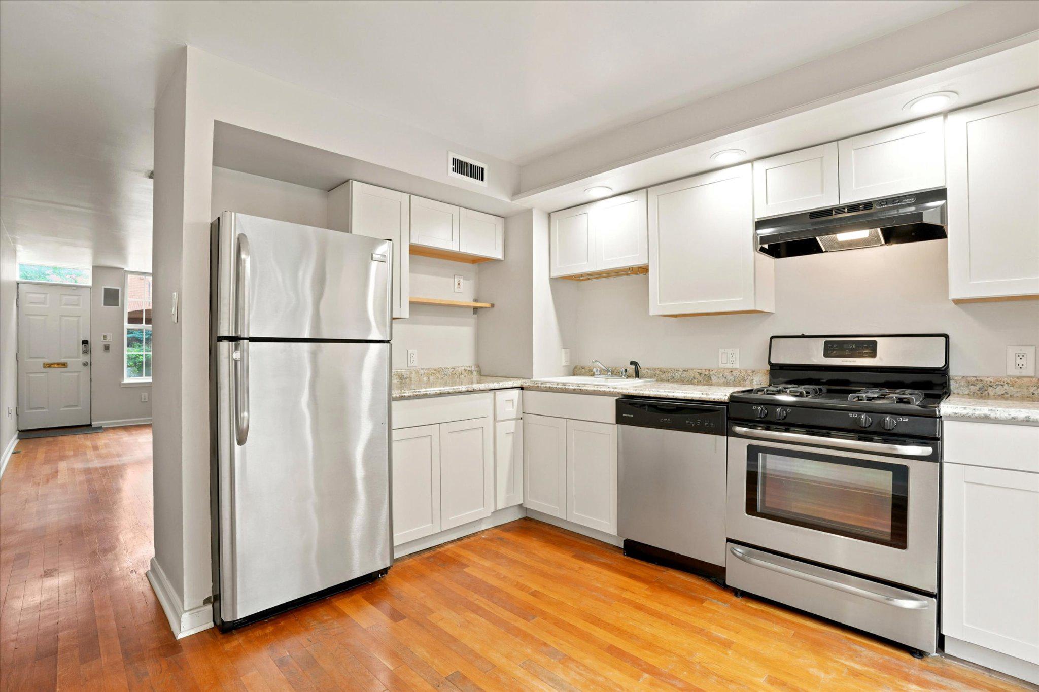 QUEEN VILLAGE - Residential