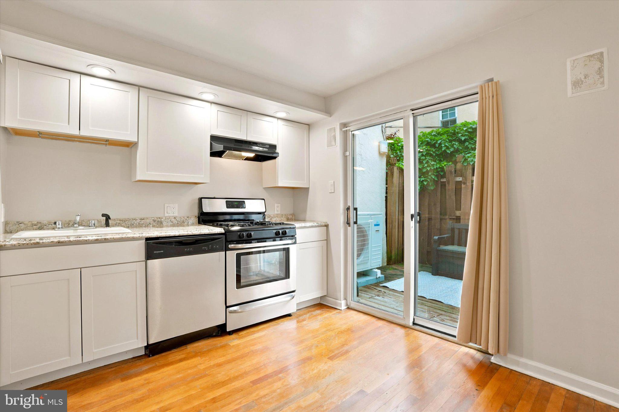 QUEEN VILLAGE - Residential
