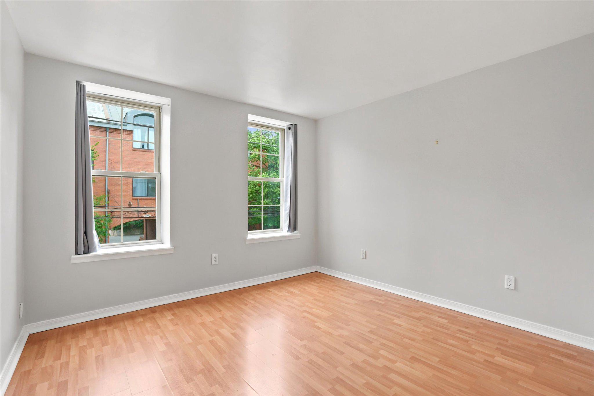 QUEEN VILLAGE - Residential