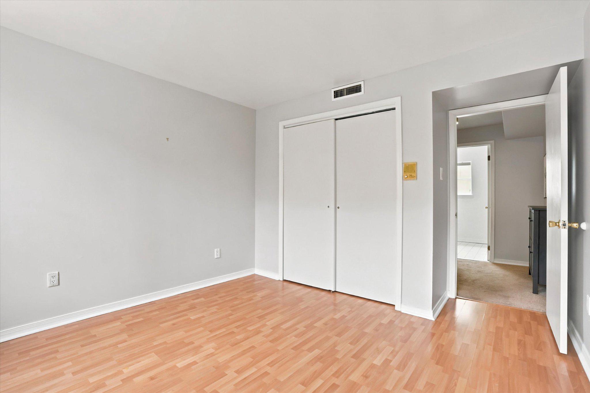 QUEEN VILLAGE - Residential